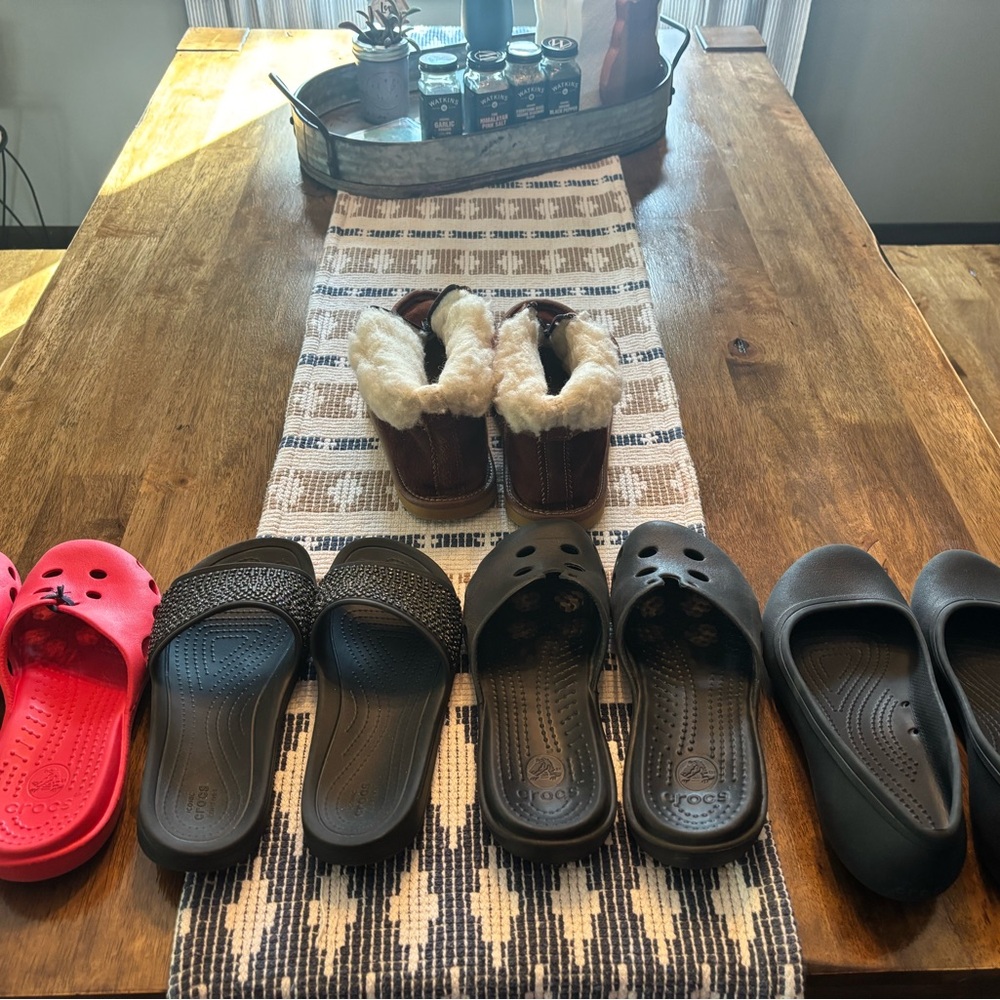 Lot of crocs, 4 pair plus 1 bonus free slippers size 7/8 women’s